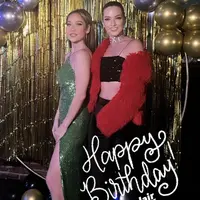 Nia Ramadhani tampil glamor dengan atasan crop top hitam manik-manik ditambah jaket bulu merahnya. Atasan dipadukan dengan celana merah. Ia pun terlihat mengenakan kalung chockernya. (@ramadhaniabakrie)