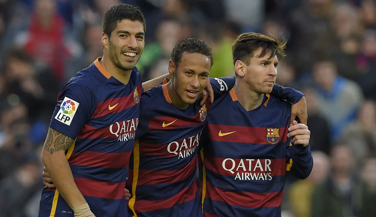 Trio Suarez (kiri), Neymar (tengah), dan Messi (kanan) merupakan trisula yang paling dikenal pada sepak bola modern kala ini. Trio penyerang itu mampu mencetak 364 gol dari 450 pertandingan di setiap kompetisi dan membantu Barcelona meraih Trable Winner tahun 2014/2015. (Foto: AFP/Lluis Gene)