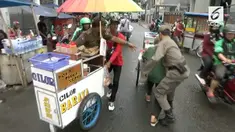 Sejumlah PKL kaget saat Satpol PP merazia mereka di kawasan Tanah Abang. Meski sempat lari, mereka akhirnya pasrah ketika dagangannya diangkut.