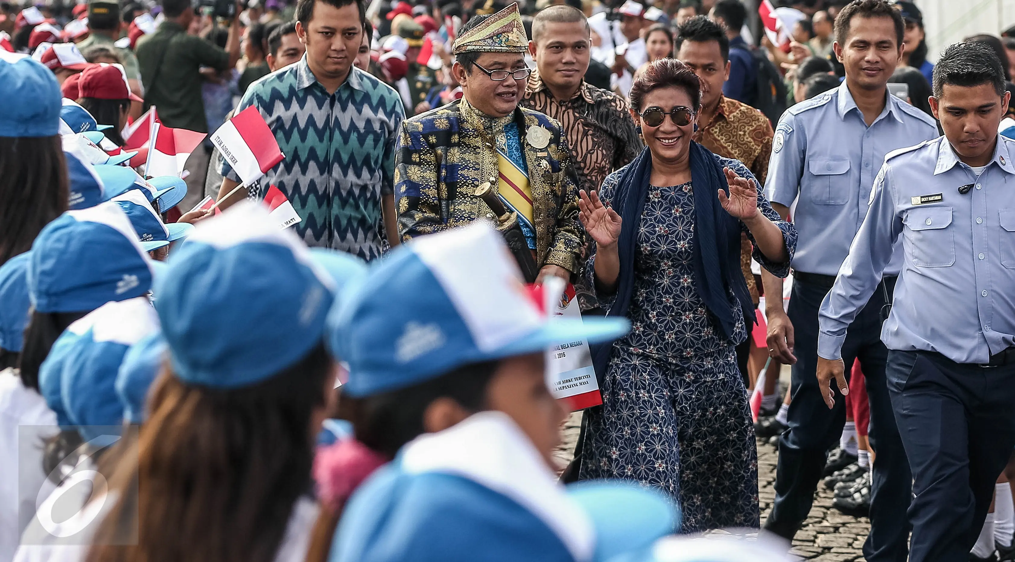 Menteri Kelautan dan Perikanan Susi Pudjiastuti usai mengikuti Apel Gelar Nasional Bela Negara 2016 di Silang Monas, Jakarta, Selasa (23/8). Apel dipimpin langsung oleh Menteri Pertahanan (Menhan) Ryamizard Ryacudu. (Liputan6.com/Faizal Fanani)