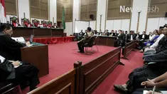 Status Gubernur DKI Jakarta yang disandang Basuki Tjahaja Purnama atau Ahok terancam hilang. Hal ini disebabkan kasus hukum yang sedang menimpa dirinya.