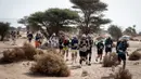 Sejumlah pelari berkompetisi pada stage kedua Marathon des Sables 2023 yang menempuh antara Oued Tijekht hingga Jebel El Otfal di Gurun Sahara, Maroko, 24 April 2023. Ajang yang berlangsung dari 21 April hingga 1 Mei 2023 tersebut diikuti oleh 1200 pelari dan akan menempuh 250 km. (AFP/Jean-Philippe Ksiazek)