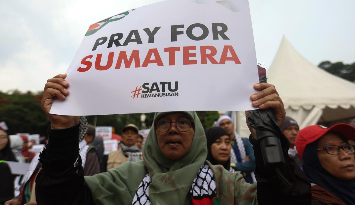 HIngga Selasa 2 Desember 2025, 712 orang meninggal dunia, 507 lainnya hilang, dan lebih dari 1,1 juta warga mengungsi. Tampak dalam foto, massa saat menggelar aksi damai di depan Kedutaan Besar Amerika Serikat (Kedubes AS), Jakarta, Selasa (2/12/2025). (Kapanlagi.com/Budy Santoso)