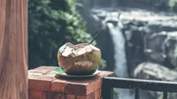 ilustrasi air kelapa muda penghilang dehidrasi saat puasa/pexels