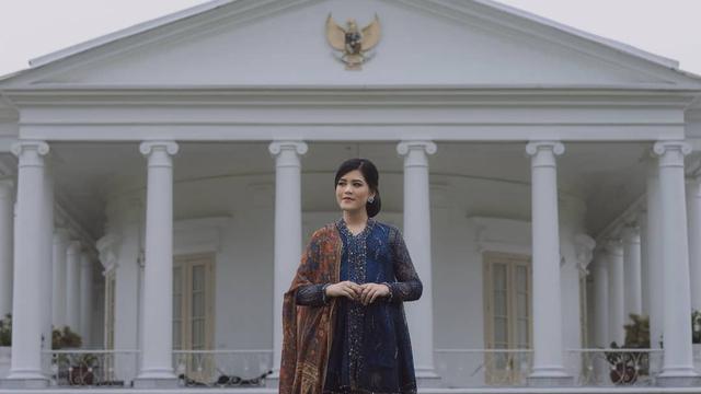 [Bintang] Pamer Kehamilan, Ini 8 Foto Cantik Kahiyang Ayu di Istana Bogor