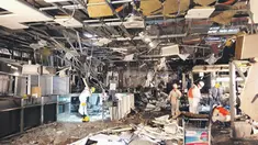 Petugas melakukan penyelidikan di dalam terminal keberangkatan yang rusak di bandara Zaventem, Brussels, Belgia, Selasa (29/3/2016). Ledakan bom kembar pada 22 Maret lalu menewaskan 14 korban. (Het Nieuwsblad via REUTERS)