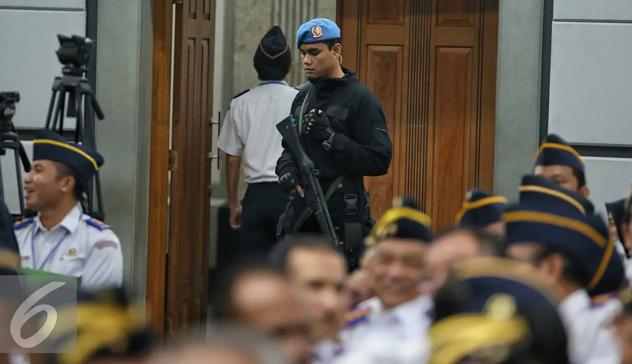 Petugas paspampres dengan senjata lengkap mengamankan acara yang dihadiri Presiden di Jakarta, Senin (18/1). Pengamanan ketat terhadap Presiden tersebut dilakukan pasca teror bom pada Kamis (14/1) dikawasan MH.Thamrin. (Liputan6.com/Faizal Fanani)