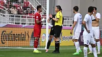Kapten Timnas Indonesia U-23, Rizky Ridho (kiri) berbicara dengan wasit Shen Yinhao saat menghadapi Uzbekistan U-23 pada laga semifinal Piala Asia U-23 2024 di Abdullah bin Khalifa Stadium, Doha, Qatar, Senin (29/4/2024). (AFC)