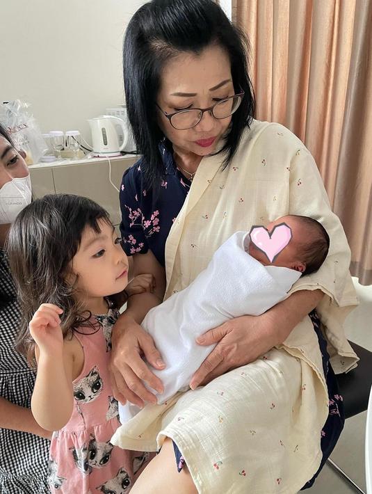 Punya teman main, Samantha terlihat gemas dengan Baby Avery. Foto tersebut menggambarkan ibunda Kevin jika harus momong dua cucunya di waktu yang bersamaan. Foto tersebut diunggah ayah Kevin di laman Instagram pribadinya. Netizen pun ramai bubuhkan ucapan selamat atas kelahiran anak pertama Kevin Sanjaya dan Valencia Tanoe, begitu juga dengan artis Caesar Hito. (Liputan6.com/IG/@sugiarto_sukamuljo)