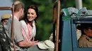 Pangeran William bersama Kate Middleton duduk di atas jeep untuk melihat binatang yang berkeliaran di Kaziranga National Park, Assam, India, Rabu (13/4/2016). William dan Kate akan melakukan tur selama seminggu di India dan Bhutan. (AFP Photo/Biju Boro)