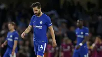 Gelandang Chelsea, Cesc Fabregas, tampak kecewa setelah dikalahkan Manchester City pada laga Premier League di Stadion Stamford Bridge, London, Sabtu (30/9/2017). Chelsea kalah 0-1 dari City. (AFP/Ian Kington)