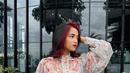 Adik ipar mendiang Vanessa Angel ini mewarnai bagian depan rambutnya dengan warna merah. (FOTO: instagram.com/fuji_an/)