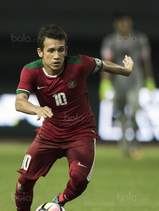 Gelandang Timnas Indonesia U-19, Egy Maulana Vikri, menggiring bola saat melawan Kamboja U-19 pada laga persahabatan di Stadion Patriot, Bekasi, Rabu (4/10/2017). Indonesia menang 2-0 atas Kamboja. (Bola.com/Vitalis Yogi Trisna)