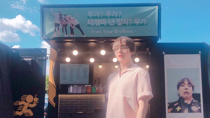 Bulan Juni lalu, Park Seo Joon dan Choi Woo Shik juga menunjukkan dukungan mereka kepada V BTS dengan mengirim foodtruck ke fan meet BTS di Seoul. (Liputan6.com/Twitter/@BTS_twt)