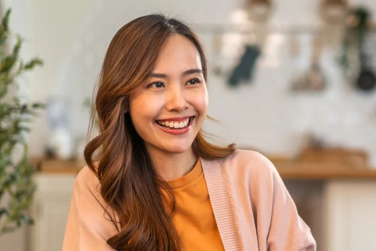 tersenyum bahagia baju orange manis