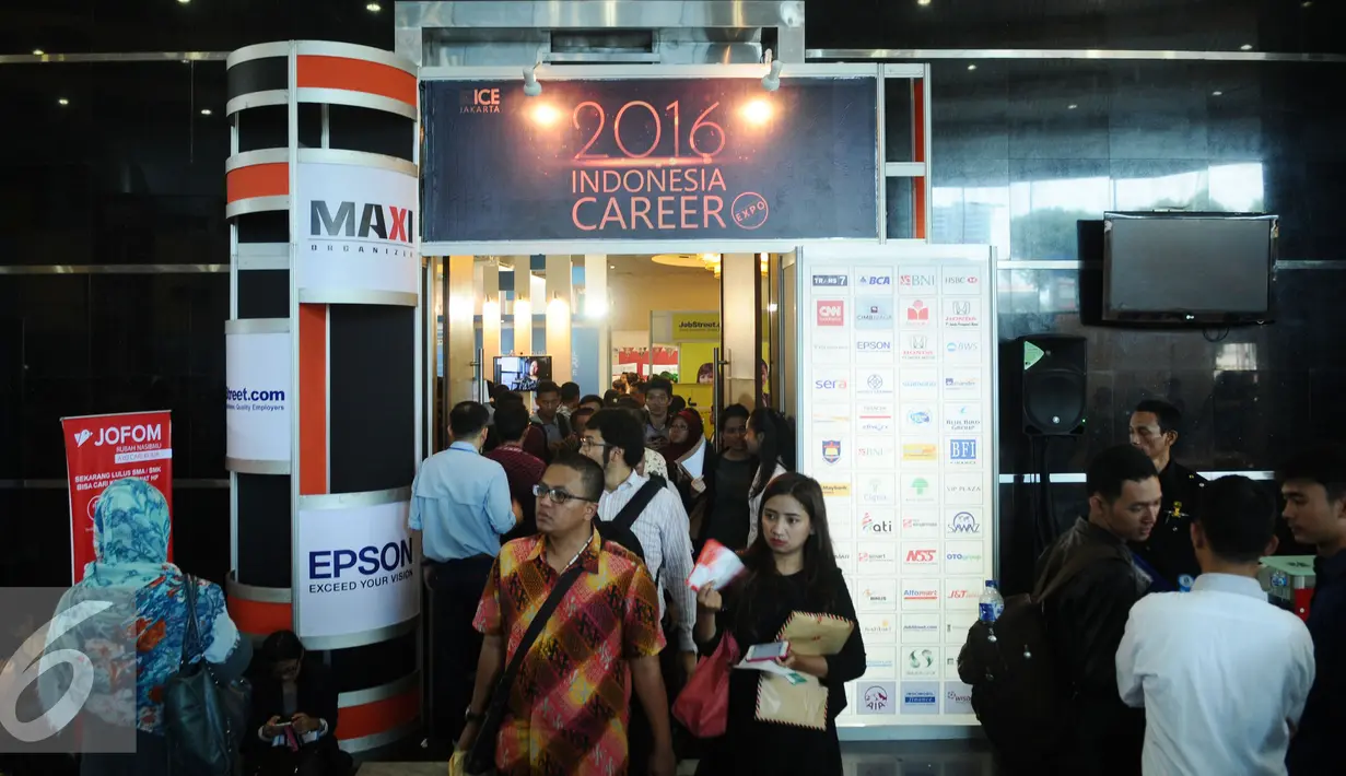 Pencari kerja keluar masuk gerbang Indonesia Career Expo 2016 di SMESCO Exhibiton Hall, Jakarta, Jumat (8/1/2016). Berdasar data BPS pada Agustus 2015, jumlah penganggur terbuka mencapai 7,56 juta orang. (Liputan6.com/Helmi Fithriansyah)