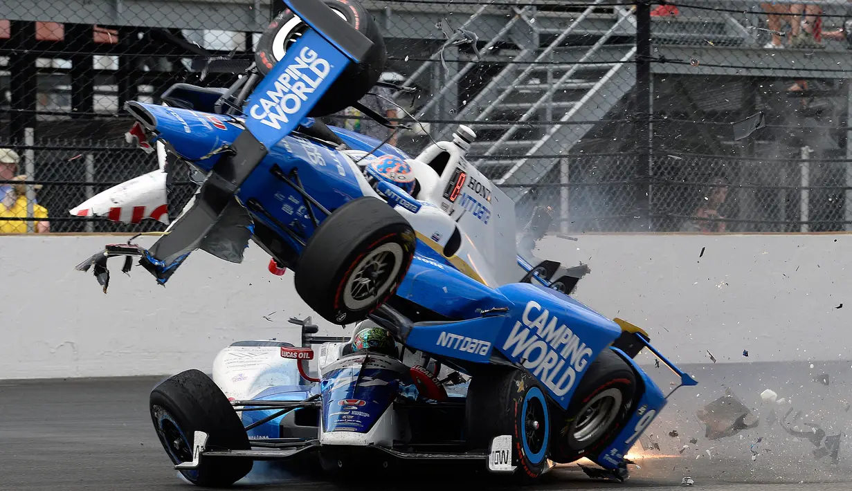 Mobil Scott Dixon berada diatas mobil Jay Howard saat tabrakan yang terjadi dalam balapan Indianapolis 500 di Indianapolis Motor Speedway (28/5). (AP Photo / Marty Seppala)