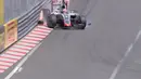 Insiden terjadi pada awal sesi latihan kedua GP Monaco di sirkuit jalan raya kota ini, Kamis (26/5). Mobil Romain Grosjean (Haas) mengalami kerusakan dan serpihan mengotori lintasan. Dia kembali ke pit dan virtual safety car muncul. (twitter.com/F1)