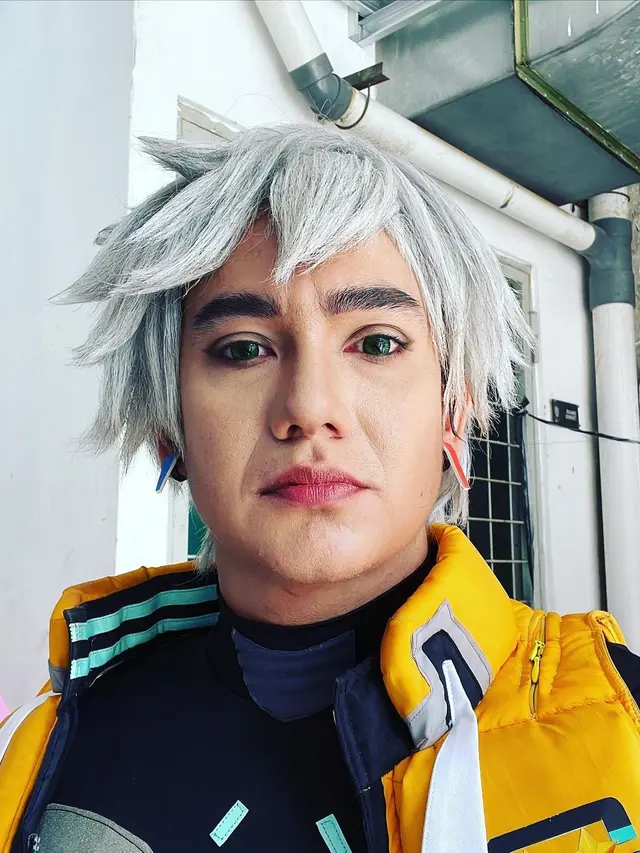 7 Potret Gaya Rambut Adipati Dolken, Tampil Kocak dengan Kuncir Dua