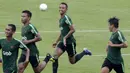 Pemain Timnas Indonesia U-22, Dallen Doke, saat latihan di Stadion Madya, Senayan, Senin (21/1). Pemain yang pernah merumput di Spanyol ini bertekad menembus skuat utama untuk tampil di Piala AFF U-22 2019. (Bola.com/M Iqbal Ichsan)