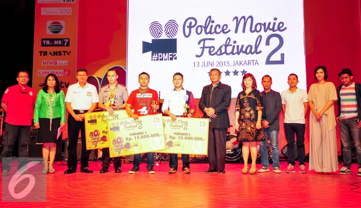 Para Juara berfoto bersama di malam Penganugerahan Police Movie Festival 2015, Jakarta, Sabtu (13/6/2015). Film pendek besutan Edosz cs dengan judul' Mencoba Menjadi Polisi Harapan ' berhasil keluar sebagai juara pertama. (Liputan6.com/Yoppy Renato)