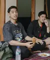 Bersama teman kos-nya, Arya Saloka belum lama ini nostalgia di tempat yang pernah ditinggali sebelum populer. Sambil minum kopi dan makan gorengan Arya mengenang saat masih ngekos. Berikut  potretnya. [Youtube/Rumah Kelana Pictures]
