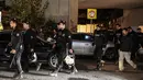 Polisi anti huru hara berjaga di lokasi ledakan yang diakibatkan bom pipa di dekat stasiun kereta api bawah tanah Bayrampasa, Istanbul, Selasa (1/12). Ledakan yang terjadi pada saat jam sibuk tersebut melukai sedikitnya enam orang. (AFP/ Cagdas ERDOGAN)