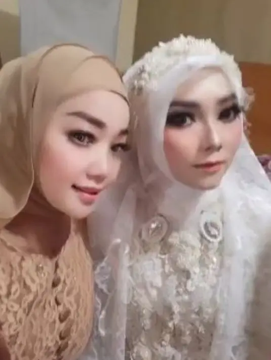 Tampil mengenakan hijab dengan nuansa perpaduan tema adat jawa, Anne Kurniasih kini menggantikan posisi mediang Rina Gunawan. Kebersamaan Teddy Syah dan Anne Kurniasih menuai doa dan pujian dari netizen. (Liputan6.com/IG/@nitanitnot02).