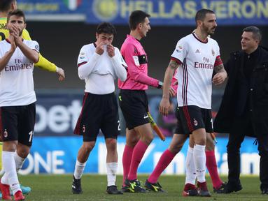 Para pemain AC Milan meninggalkan lapangan usai takluk dari Hellas Verona pada lanjutan Serie A Italia di Bentegodi stadium, Verona, (17/12/2017). MIlan kalah 0-3.  (Simone Venezia/ANSA via AP)