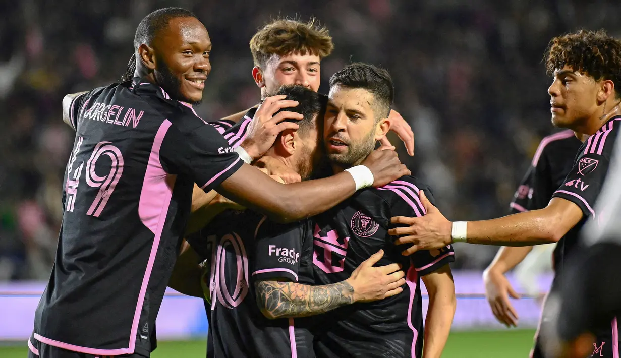 Pemain Inter Miami, Lionel Messi (tengah kiri) dan Jordi Alba (tengah kanan) merayakan gol penyeimbang 1-1 ke gawang LA Galaxy pada laga Major League Soccer 2024 di Dignity Health Sports Park, California, Amerika Serikat, Senin (26/02/2024) WIB. (AFP/Patrick T. Fallon)