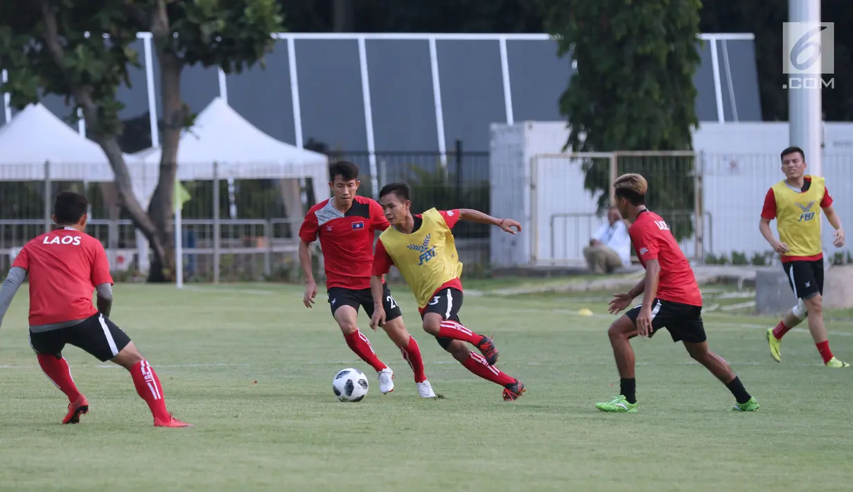 Pemain timnas Laos saat latihan resmi penyisihan sepak bola grup A Asian Games 2018 di Lapangan B, Kompleks GBK, Jakarta, Kamis (16/8). Laos akan menantang timnas Indonesia pada lanjutan penyisihan Grup A, Jumat (17/8). (Liputan6.com/Helmi Fithriansyah)
