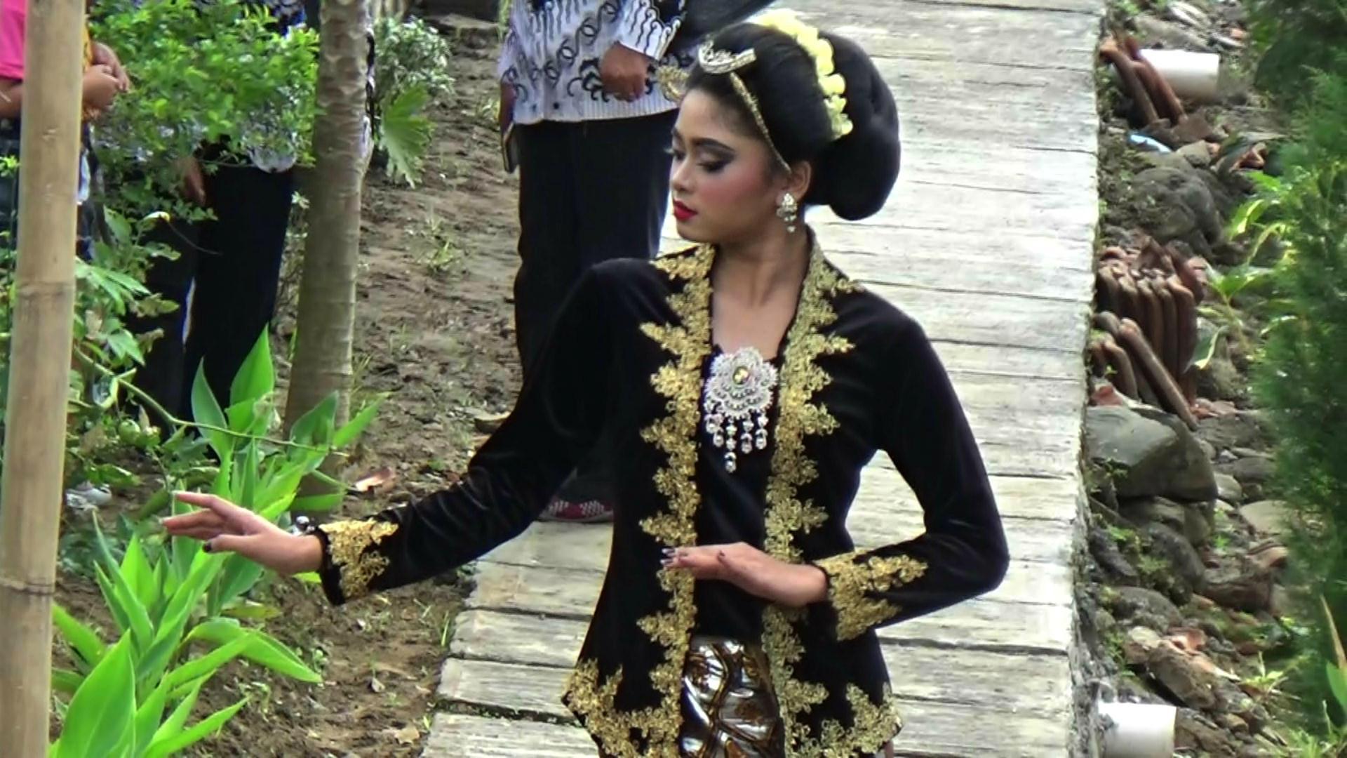 Manten Tengger merupakan busana yang kerap dikenakan warga Suku Tengger saat acara sakral seperti pernikahan. (Liputan6.com/Dian Kurniawan)