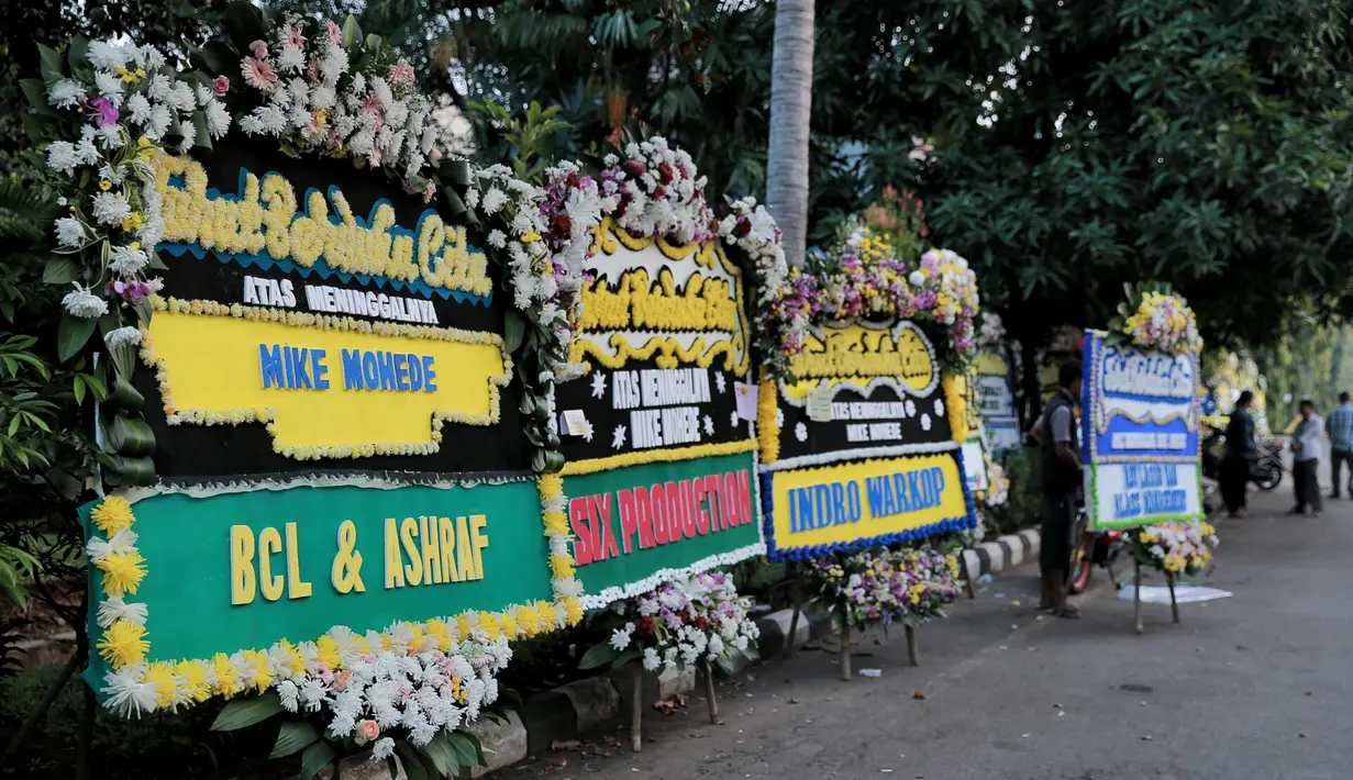 Saat ini jenazah masih di semayamkan di rumah duka Jalan Kuricang Raya 6C-1/21 Bintaro,Jaksel. Berdasarkan info, jenazah akan dimakamkan Selasa, 2 Agustus 2016di TPU Tanah Kusir, berdekatan dengan makam sang ayah. (Adrian Putra/Bintang.com)