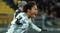 Pemain Timnas Filipina putri keturunan Amerika Serikat, Sarina Bolden (kiri), berhasil mencetak gol ke gawang Selandia Baru dalam pertandingan lanjutan grup A Piala Dunia Wanita 2023 yang berlangsung di Stadion Regional Wellington, Selasa (25/7/2023). (AFP/Marty Melville)