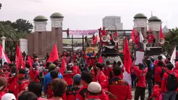 Massa aksi dari berbagai elemen melakukan aksi di Gedung DPR, Jakarta, Kamis (21/4/2022). Aksi yang terdiri dari buruh, mahasiswa dan aktivis menyuarakan untuk menolak penundaan pemilu, kenaikan harga minyak, dan cipta kerja. (Liputan6.com/Angga Yuniar)