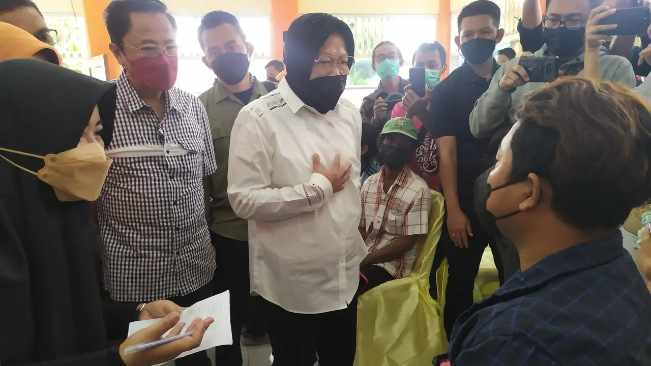 Risma saat mengecek pembagian bantuan sosial di Surabaya. (Dian Kurniawan/Liputan6.com)