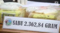 Barang bukti sabu diperlihatkan saat rilis kasus narkotika di Polda Metro Jaya, Jakarta, Rabu (16/1). Barang bukti berupa 2.362 gram sabu, enam buah HP, sebuah cincin, serta dua buah mobil diamankan polisi. (Liputan6.com/Immanuel Antonius)