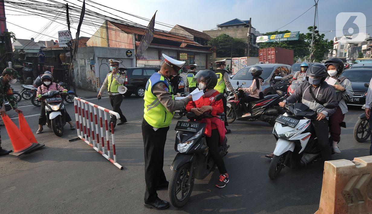 Petugas polisi memeriksa kelengkapan Surat Tanda Registrasi Pekerja  (STRP) bagi pengendara bermotor pada pos  perpanjangan Pemberlakuan Pembatasan Kegiatan Masyarakat (PPKM) Jalan Raya Ir.H.Djuanda, depan Sandratex, Tangerang Selatan, Kamis (15/07/2021). (merdeka.com/Arie Basuki)