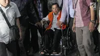 Tersangka korupsi e-KTP, Setya Novanto tiba di Gedung KPK dari Rumah Sakit Cipto Mangunkusumo (RSCM) menggunakan kursi roda pada, Minggu, (19/11). Tim dokter RSCM menilai Setya Novanto sudah tidak perlu dirawat inap lagi. (Liputan6.com/Herman Zakharia)