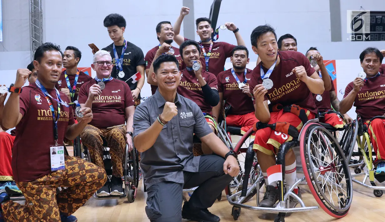 Pebasket difabel Indonesia bersama Ketua Inapgoc, Raja Sapta Oktohari usai meraih medali perak Indonesia Para Games Invitational Tournament 2018 di Hall A GBK, Jakarta, Senin (2/7). Indonesia kalah dari Thailand 35-58. (Liputan6.com/Helmi Fithriansyah)