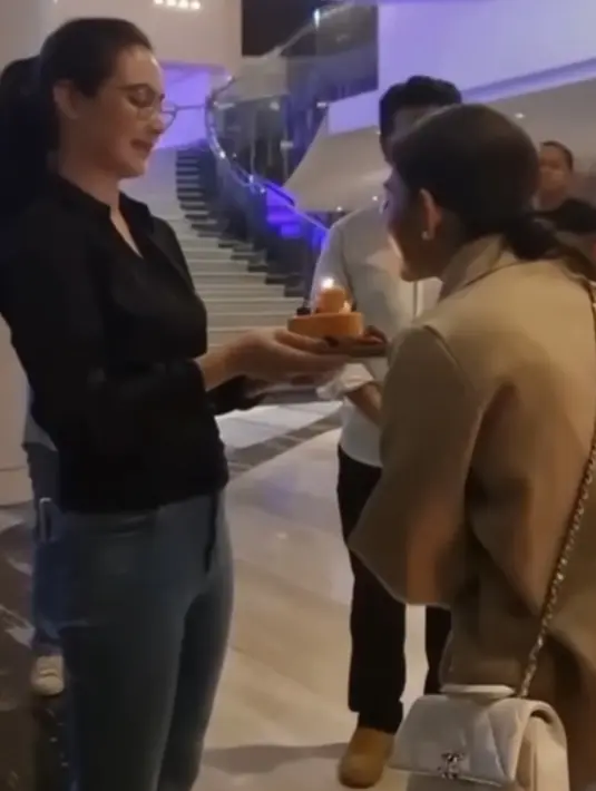 Ia pun melengkapi penampilannya dengan tas putih sling bag dari Chanel. Melihat situs Madisonavenuecouture.com, tas tersebut seharga Rp107 jutaan. Ia juga mengenakan anting-anting mutiara. [@arumibachsin_94]