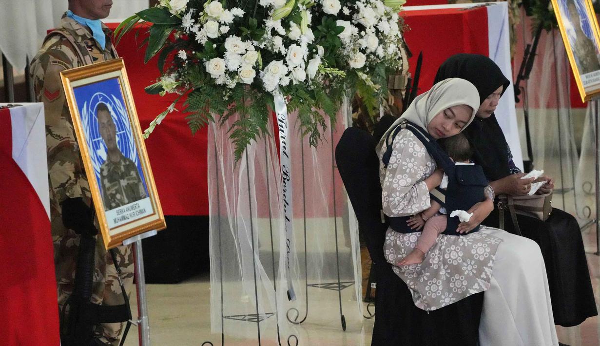 Prosesi berlangsung dengan penuh khidmat sebagai bentuk penghargaan terakhir atas pengabdian para prajurit dalam menjalankan tugas menjaga perdamaian dunia. Tampak dalam foto, kerabat personel pasukan penjaga perdamaian yang tergabung dalam United Nations Interim Force in Lebanon (UNIFIL) yang gugur saat bertugas bersama pasukan sementara Perserikatan Bangsa Bangsa (PBB) di Lebanon, menangis saat upacara penghormatan militer di Bandara Internasional Soekarno-Hatta, Tangerang, Banten, Sabtu, 4 April 2026. (AP Photo/Achmad Ibrahim)