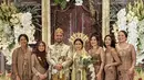 Di pernikahan sahabat lainnya, Febby kenakan kebaya cokelat dengan warna lebih muda dan kain batik [@febbyrastanty]