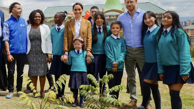 4 Gaya Mewah Meghan Markle Selama Tur ke Kolombia, Pakai Blus Victoria Beckham hingga Gaun Berbelahan Tinggi