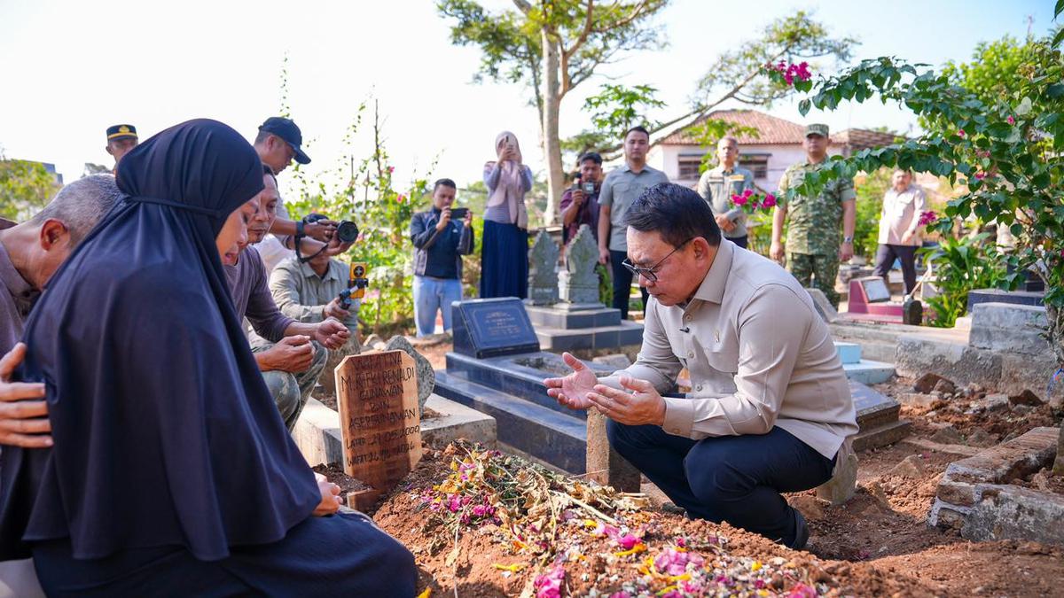 Dudung Ziarah ke Makam Calon Manajer Kopdes, Serahkan Santunan