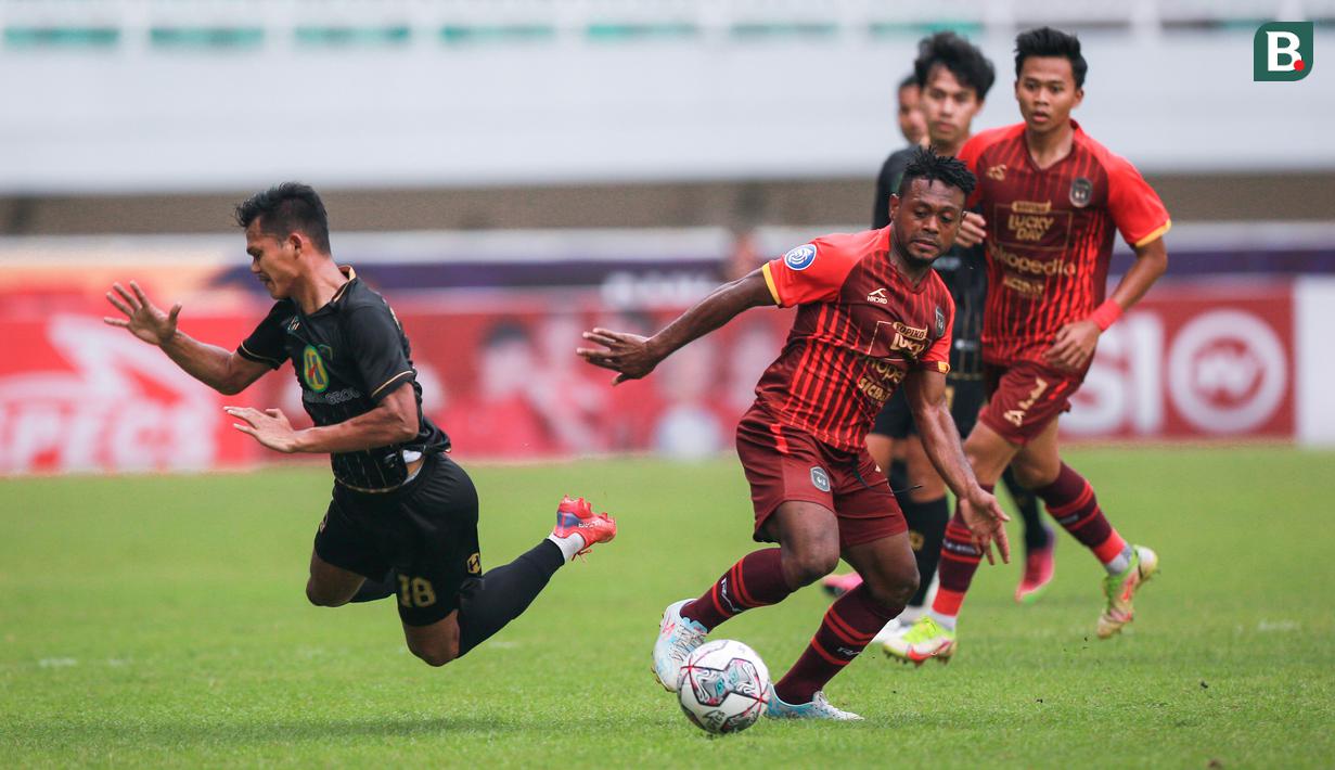 Pemain Rans Nusantara FC, David Laly (kanan) berebut bola dengan pemain PS Barito Putera, Afdal Yusra saat laga pekan ke-7 BRI Liga 1 2022/2023 antara Rans Nusantara FC melawan Barito Putera di Stadion Pakansari, Bogor, Senin (29/8/2022). (Bola.com/Bagaskara Lazuardi)