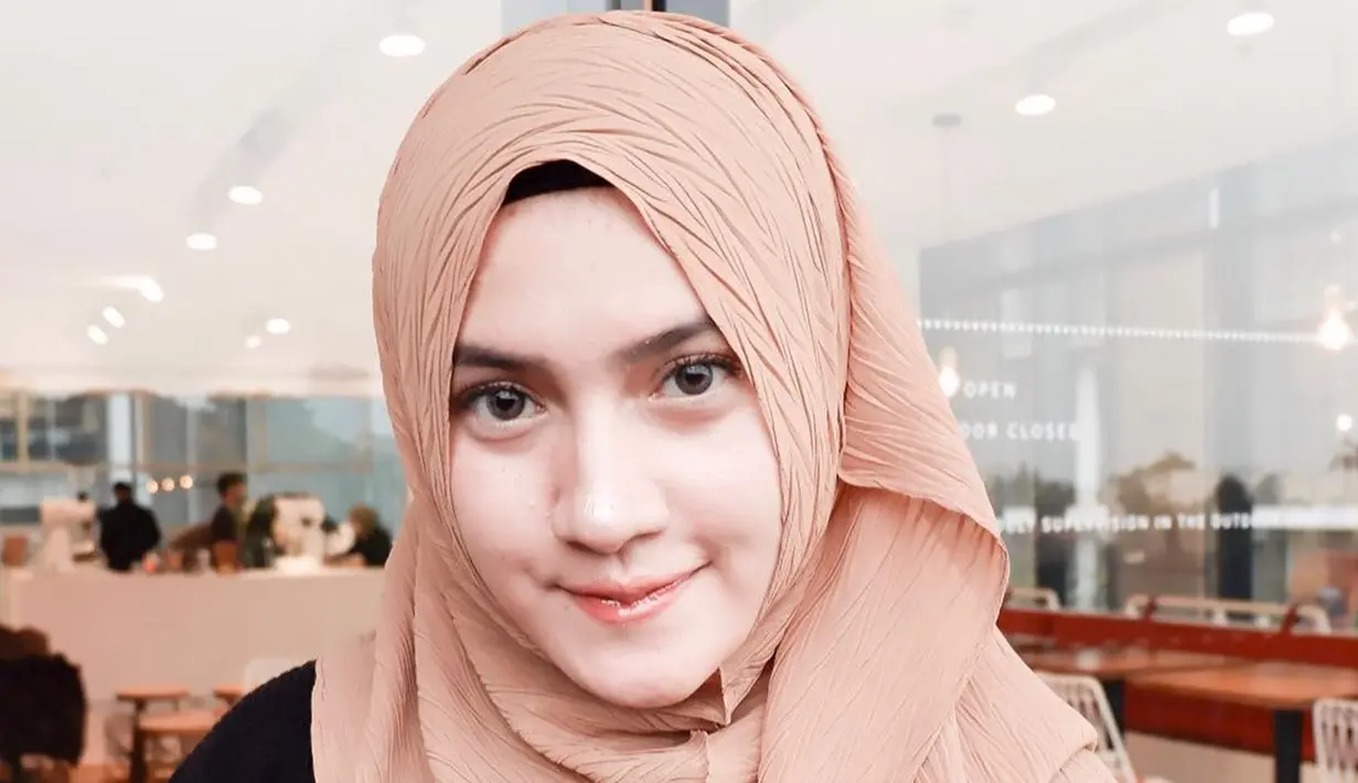 Namun dalam sebuah wawancara dengan Ria Ricis, Silvia menegaskan kalau mereka hanya berteman saja.(Liputan6.com/IG/silviaanggraini29)