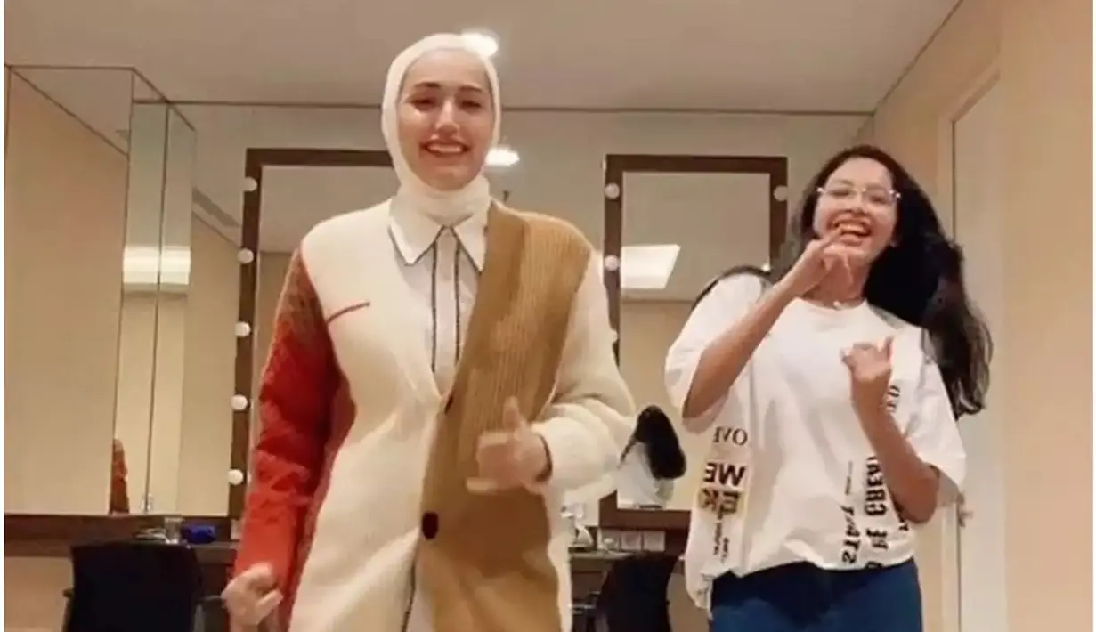 Shakiena Azalea sering abadikan momen seru saat bersama ibu kandungnya. Termasuk saat Shakiena berjoget TikTok. Keseruan Shakiena dan Adelia ini sukses bikin warganet terkesima dengan kebersamaan mereka. (Liputan6.com/IG/adeliapasha)