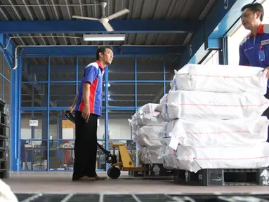 Petugas mengangkut paket untuk dikirim ke berbagai daerah di gudang logistik TIKI di Bandara Soekarno-Hatta, Kamis (18/5). Pengiriman logistik pada Ramadan dan Lebaran 2017 diprediksi akan mengalami peningkatan hingga 50 persen (Liputan6.com/Angga Yuniar)