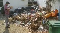 Sampah menumpuk di Kantor Presiden